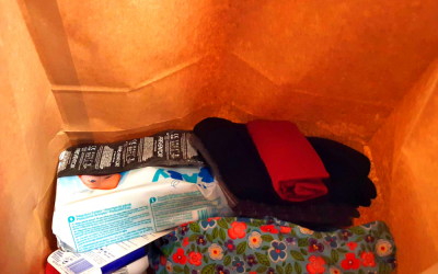 Le CPAS d’Anderlecht et ses partenaires distribuent des kits hygiéniques pour les femmes précarisées